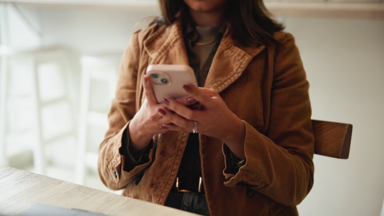 Donna che usa uno smartphone