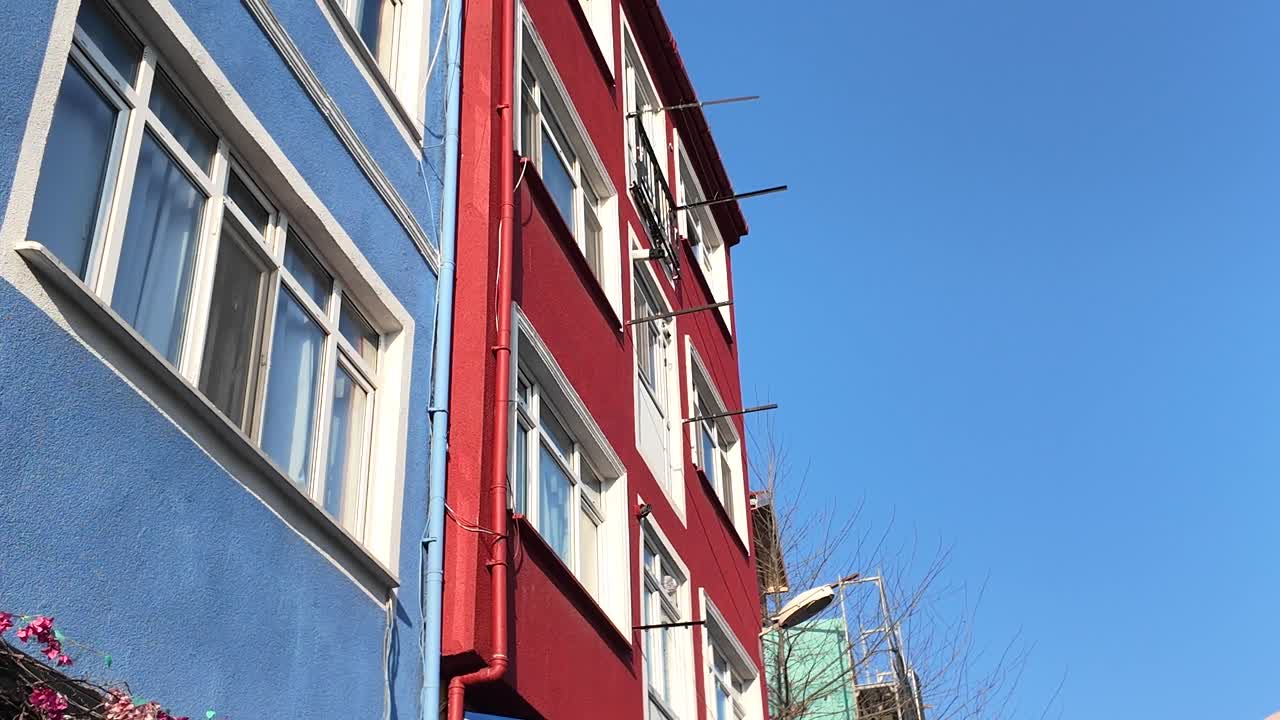 edificios coloridos con letrero de venta