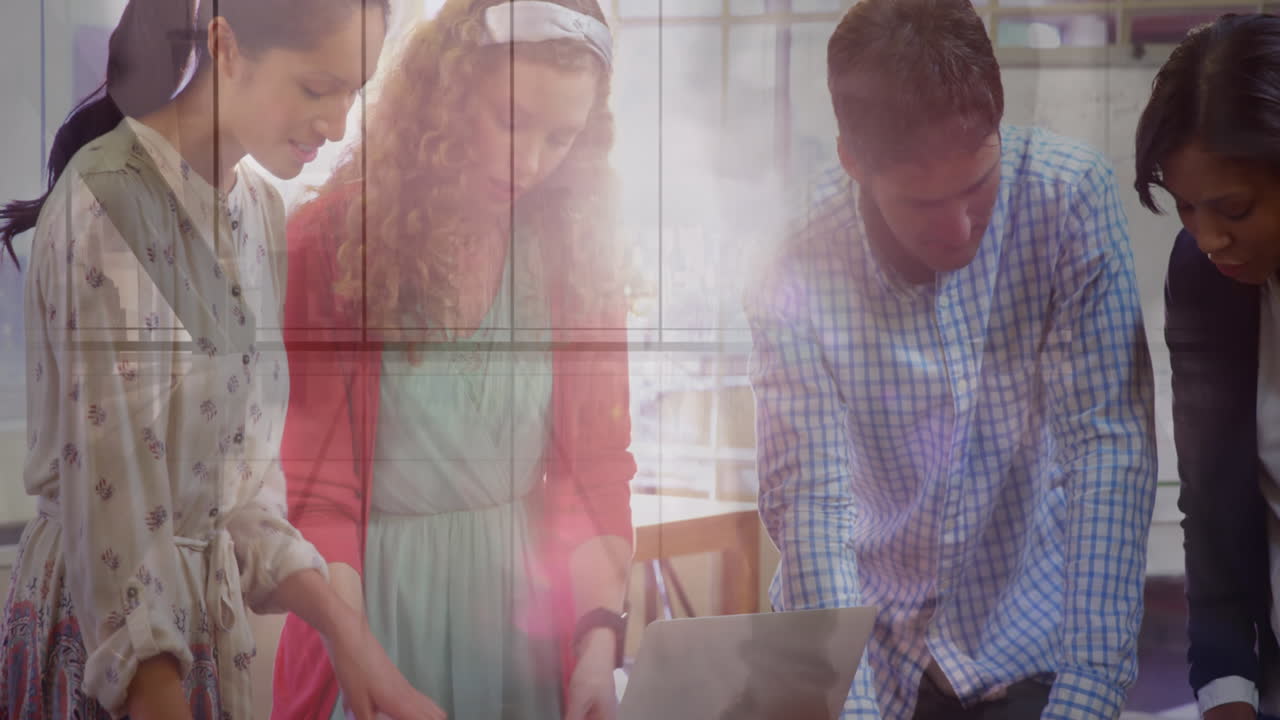 animación de personas que caminan sobre un grupo diverso de personas de negocios usando una computadora portátil