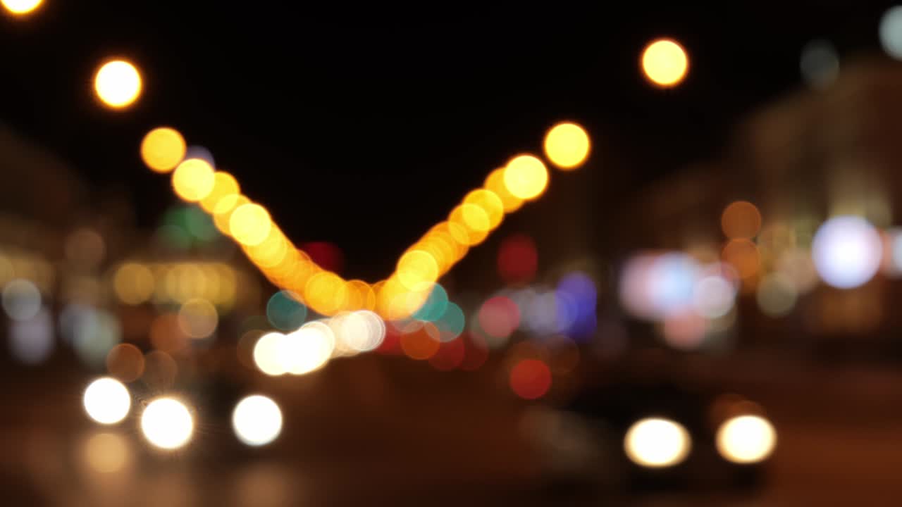 el tráfico nocturno en borrón. las luces nocturnas de la ciudad.