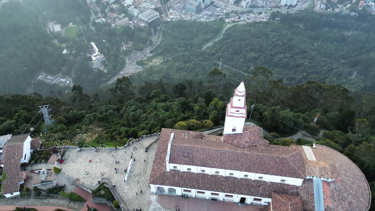 Panorami maestosi del centro di Bogotà da Monserrate, riprese aeree da un drone