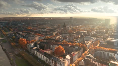 toma de drones de mainz, la ciudad de la vacuna biontech contra corona covid 19 en alemania desde una vista aérea en un estado de ánimo de otoño dorado y un cielo dramático que muestra el christus kirche en la parte de la ciudad de neustadt