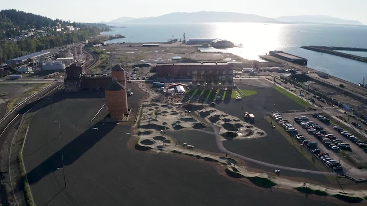 vista aérea de la cervecería al aire libre kulshan junto a la pista y la bahía de bellingham cerca de whatcom creek en bellingham, washington