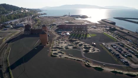 vista aérea de la cervecería al aire libre kulshan junto a la pista y la bahía de bellingham cerca de whatcom creek en bellingham, washington