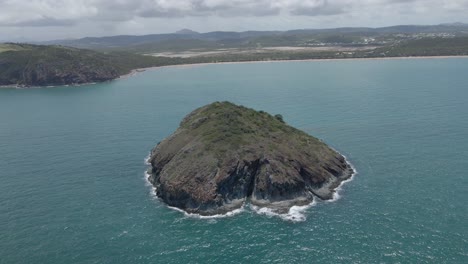 isla rocosa rodeada de un mar azul tranquilo en verano