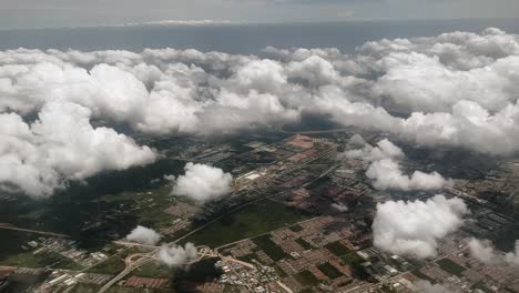 vista de pájaro desde un avión sobre una isla serena y nubes, capturando el fascinante viaje del vuelo a través de la cubierta de nubes