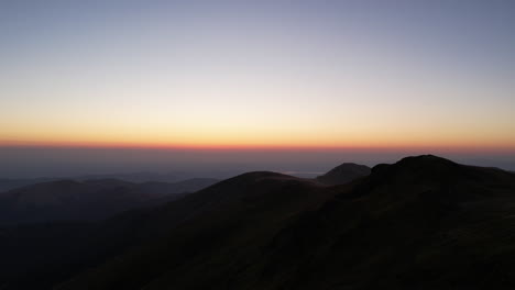 al amanecer en el pico más alto de serbia