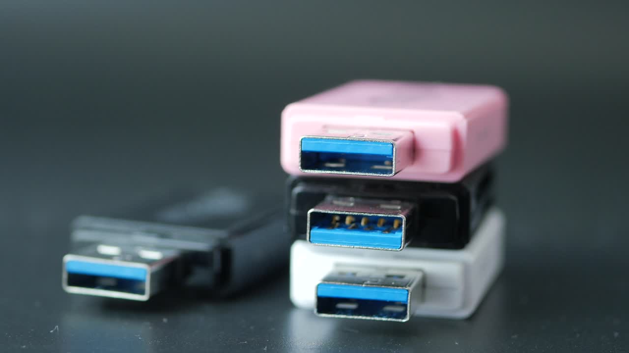 una pila de unidades usb de colores
