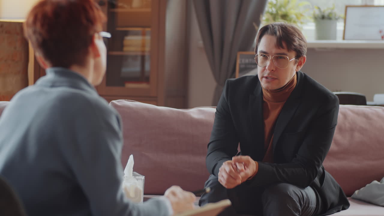 hombre teniendo una sesión de asesoramiento con un psicólogo