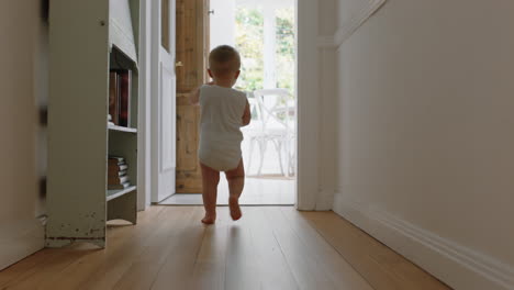 Niño-Aprendiendo-A-Caminar-Niño-Pequeño-Explorando-Casa-Bebé-Curioso-Caminando-Por-La-Casa-Disfrutando-De-La-Infancia