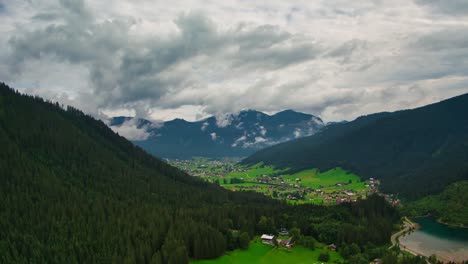 Hiperlapso-De-Gosau-En-Austria-Durante-El-Verano