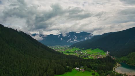 hiperlapso de gosau en austria durante el verano