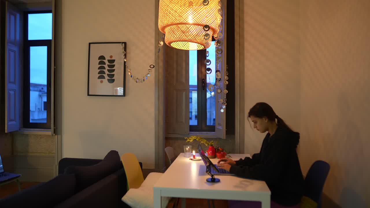 밤에 집에서 일하는 여자