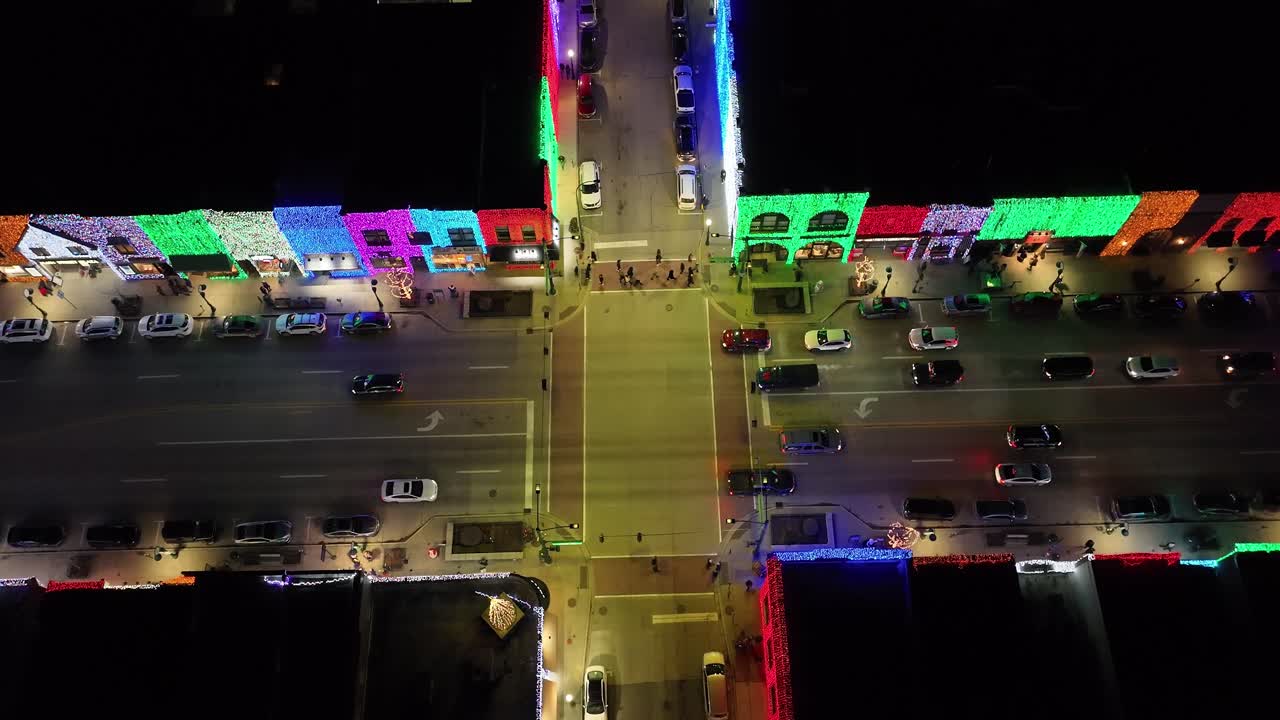 rochester, horizonte de michigan en la noche iluminado con luces navideñas en edificios y video de drones tirando hacia arriba