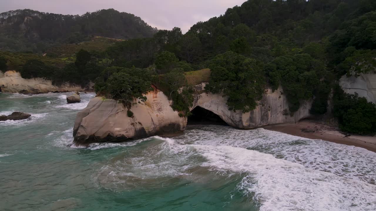 Cathedral Cove, popular tourist attraction in New Zealand