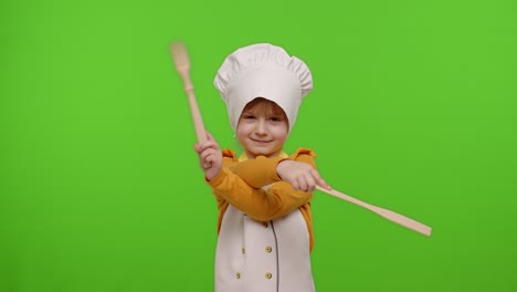 Niña-Graciosa-Vestida-De-Cocinero-Panadero-Con-Delantal-Y-Sombrero-Bailando,-Bromeando,-Haciendo-Muecas