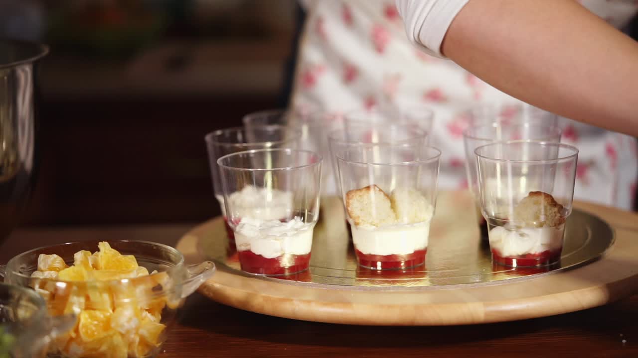 계층화 된 디저트 컵을 만드는 것