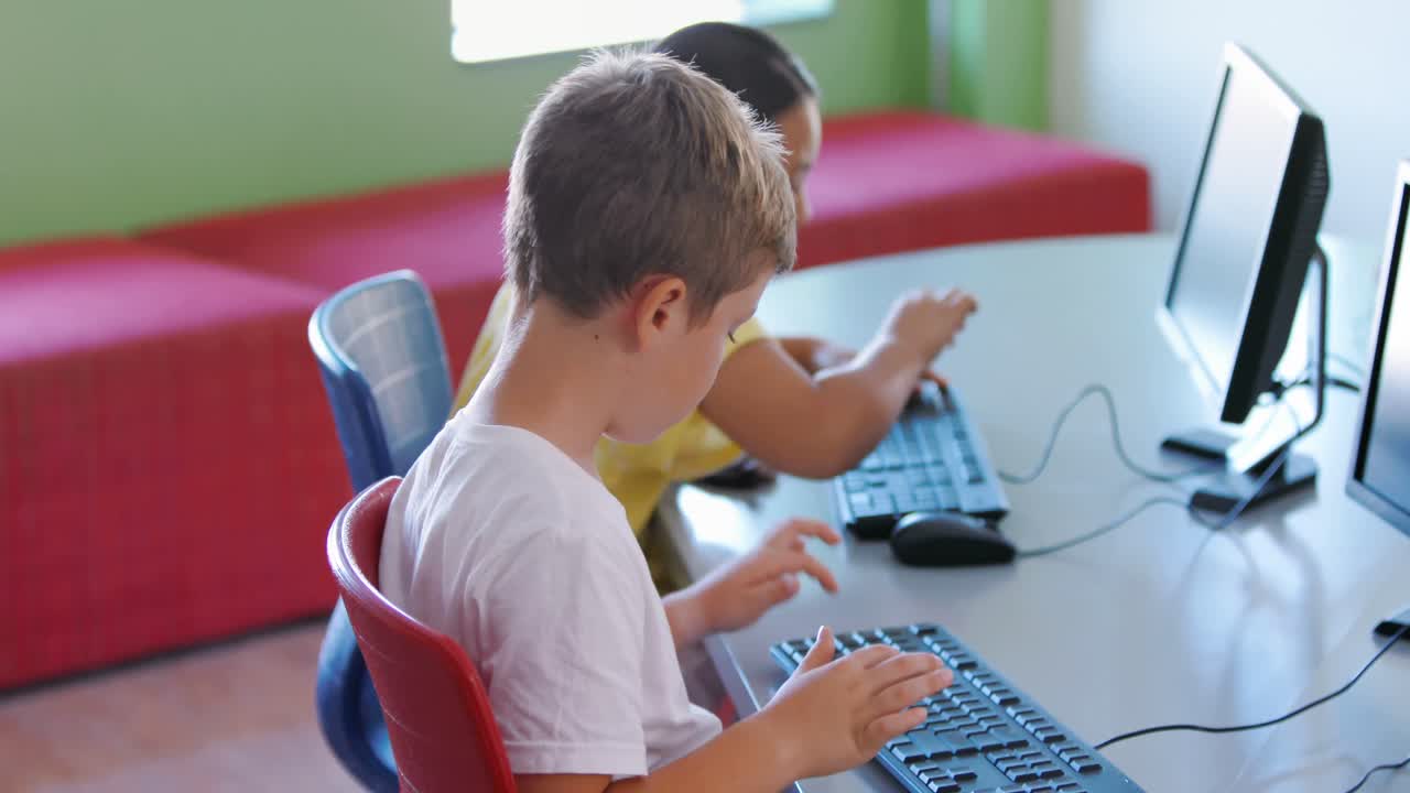 niños de la escuela que usan computadoras en el aula