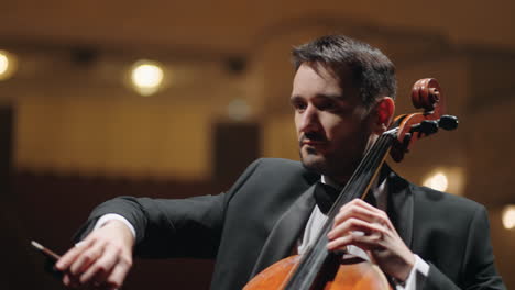 Músico-Masculino-Toca-El-Violonchelo-En-La-Sala-Filarmónica-Concierto-De-Música-Clásica-Retrato-De-Hombre-Con-Violonchelo