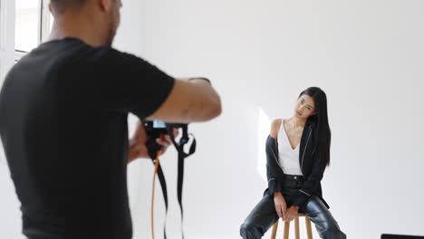 sesión de fotos de moda en un estudio