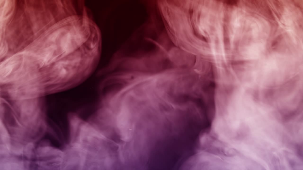 Fumo astratto rosso e viola in dissoluzione su sfondo nero