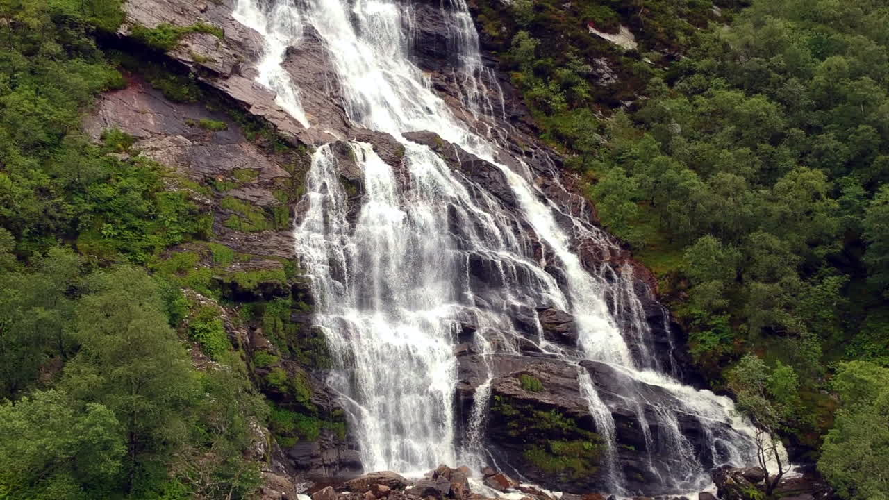 robar el dron de la cascada en un día nublado y de mal humor