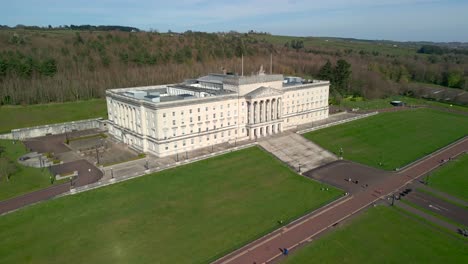 Plano-Medio-De-Los-Edificios-Del-Parlamento-De-Stormont,-Belfast.