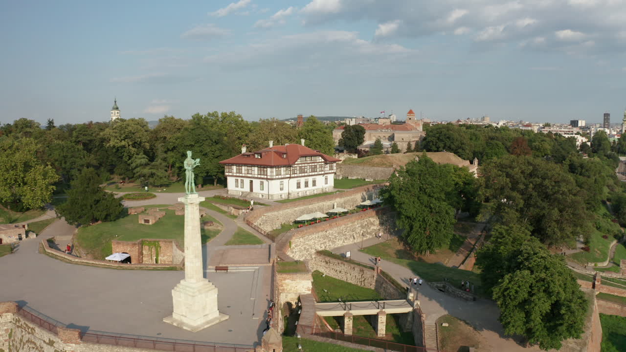 ciudad vieja de belgrado sobrevuelo en el sentido de las agujas del reloj capital de serbia filmando escultura en kalemegdan en 4k