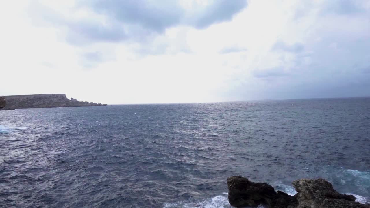 파도에 의해 안내되는 색 풍선으로 푸른 바다가 내려다보이는 절벽 오른쪽 풀 hd 60fps