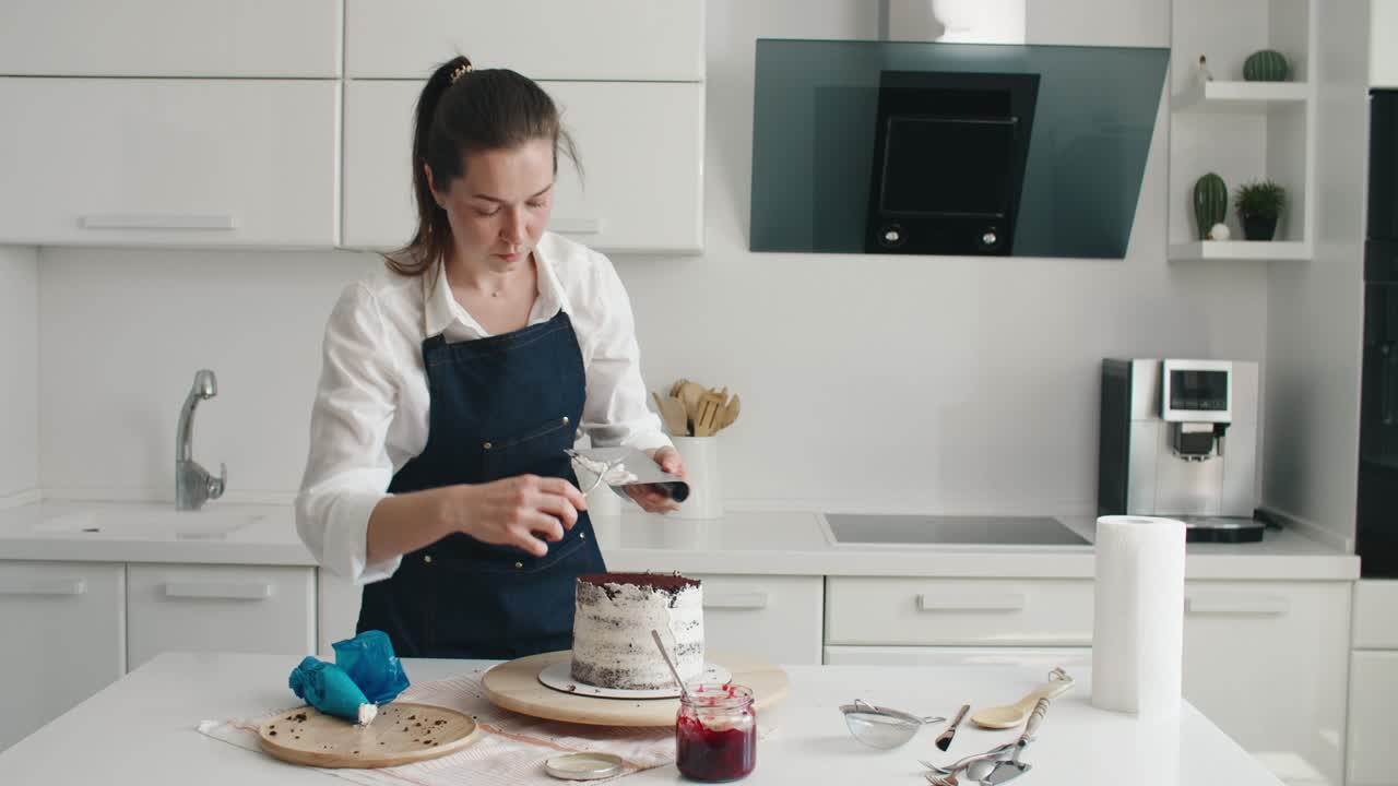mujer haciendo pastel de chocolate en la cocina, primer plano. proceso de fabricación de pastel, enfoque selectivo