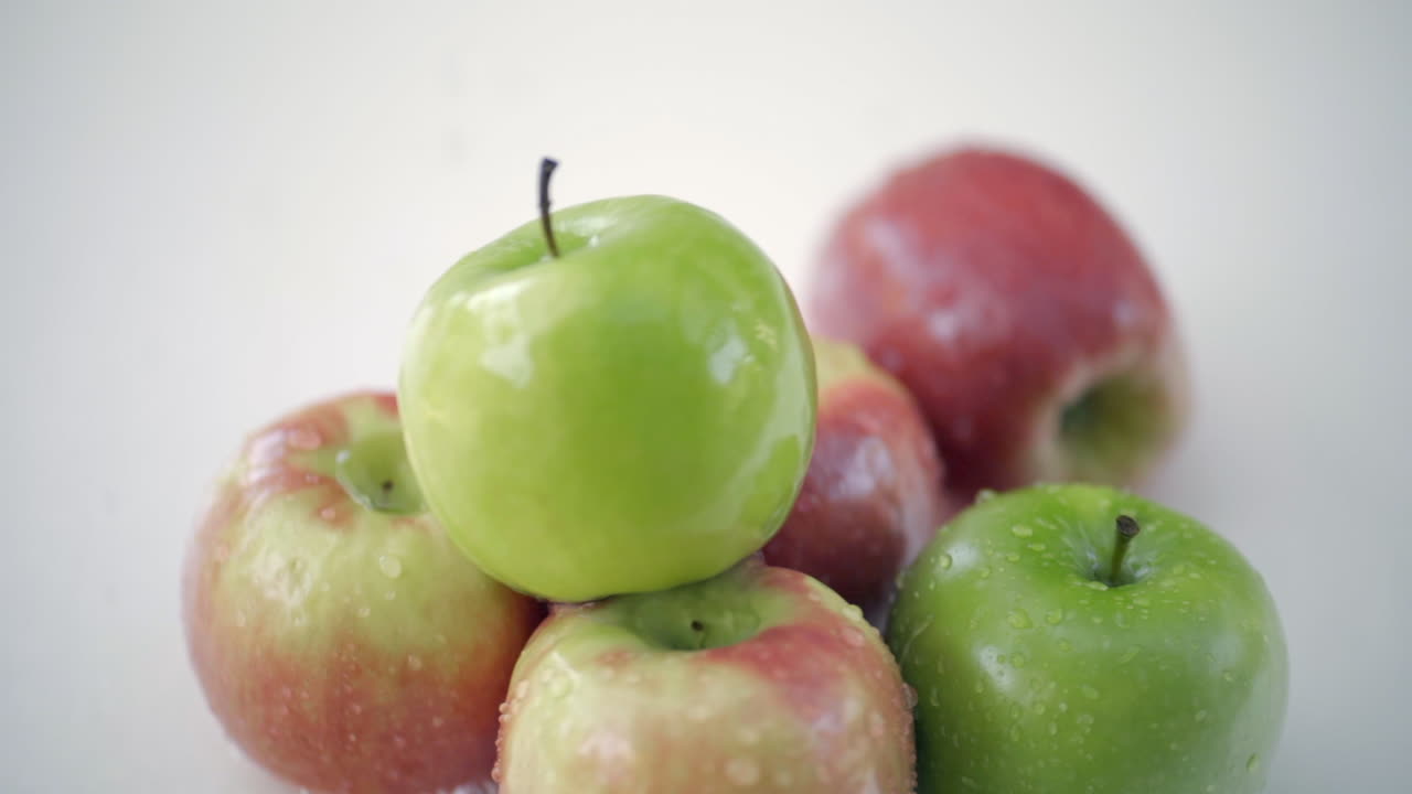 물 slomo 흰색 배경에 사과에 부 어