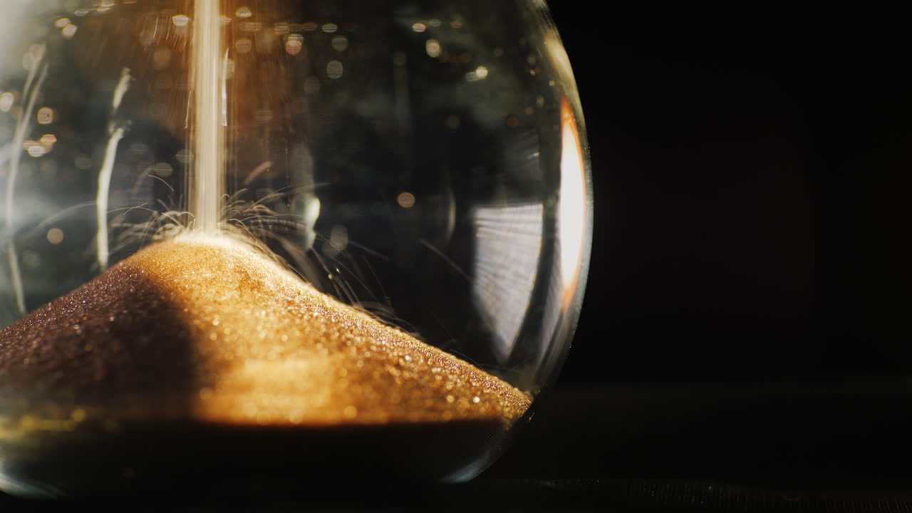 모래시계에 모래가 떨어진다