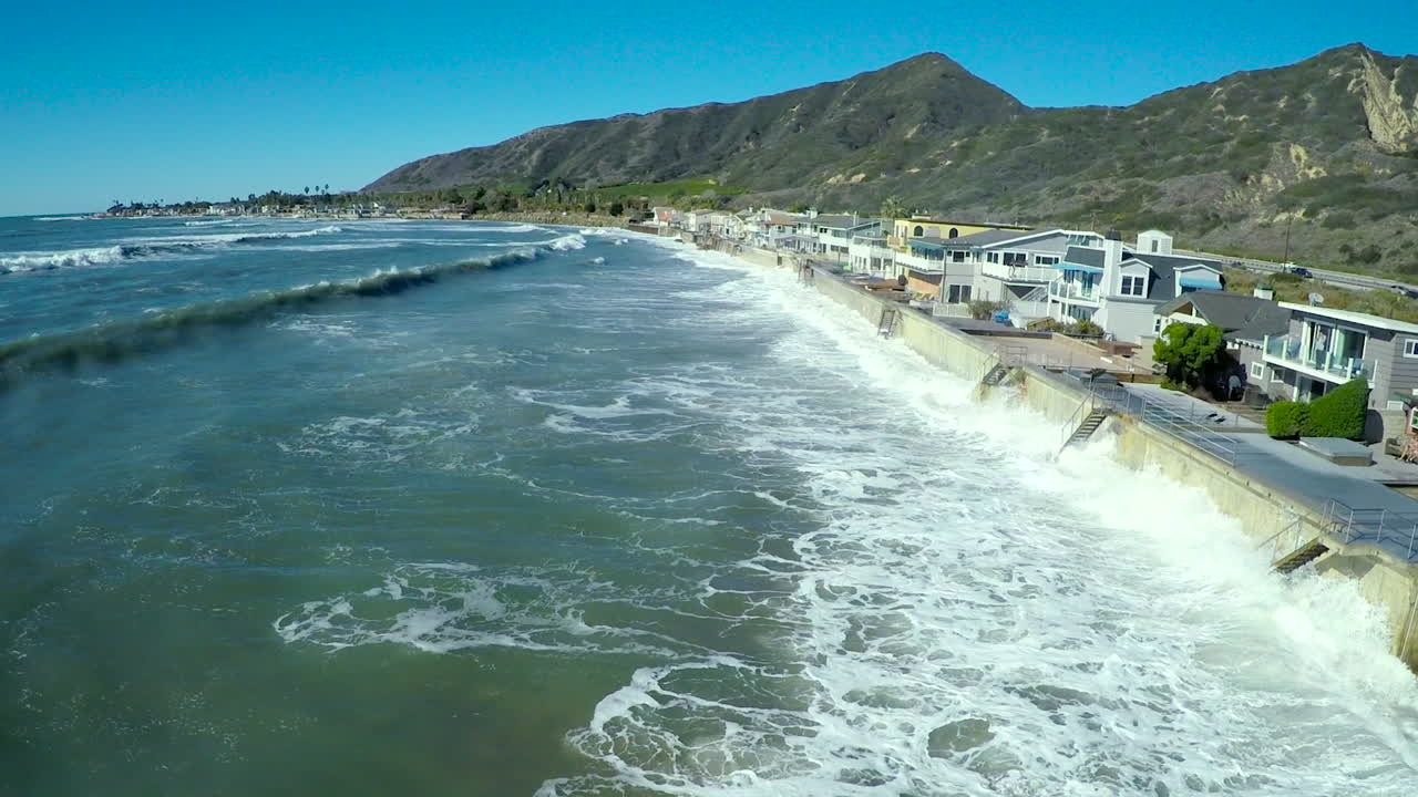 큰 폭풍 3 동안 캘리포니아 해안에 충돌하는 파도 위의 안테나