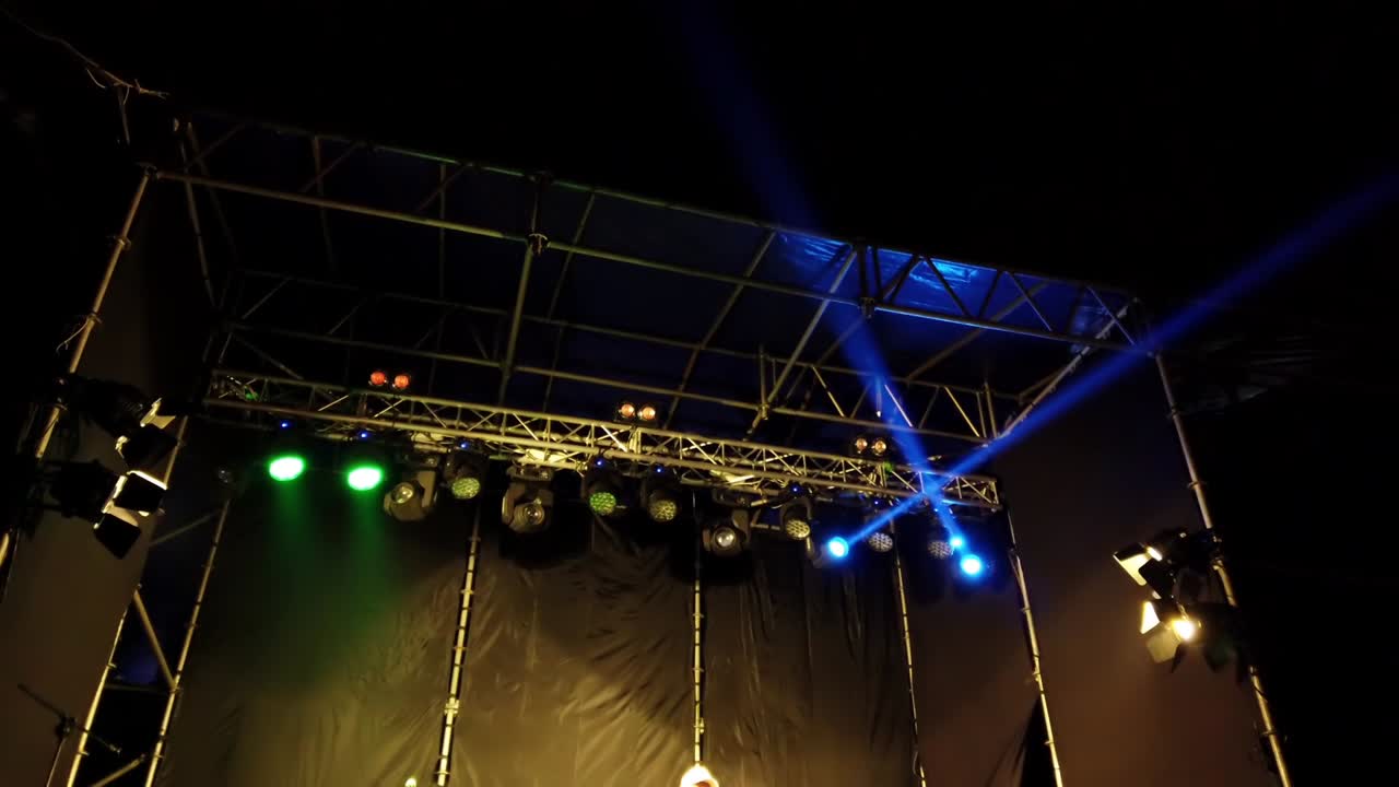 Operation of lighting equipment at the concert