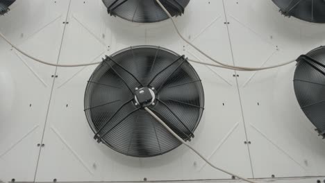 unidades de calefacción, ventilación y aire acondicionado en el techo