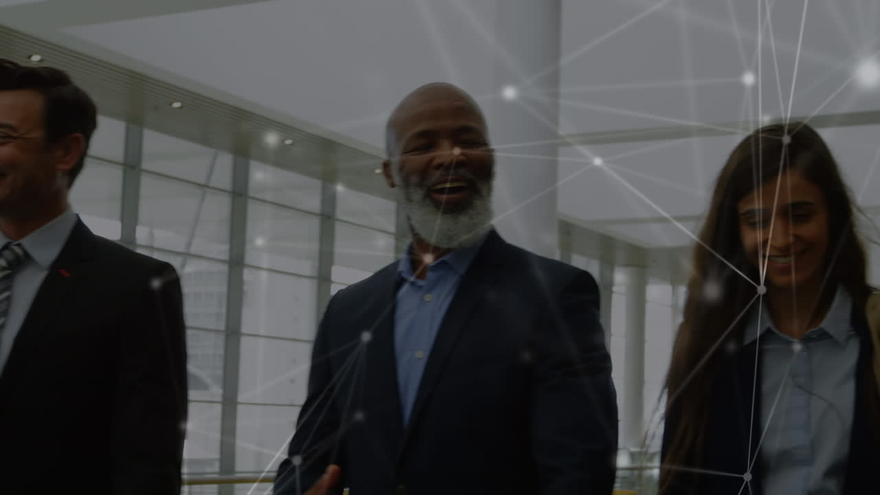 animación de la red de conexiones sobre diversos empresarios que caminan juntos en la oficina