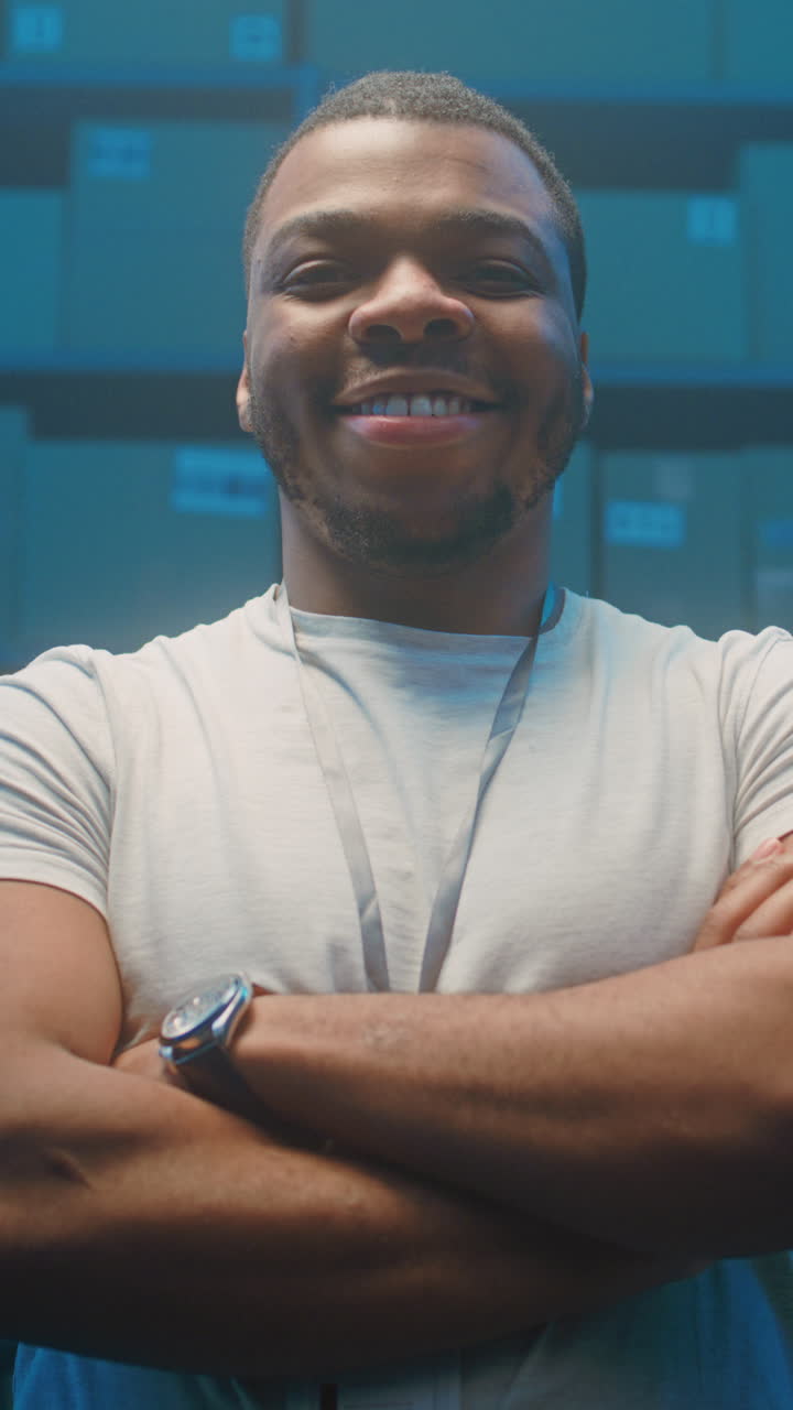 trabajador de almacén sonriente