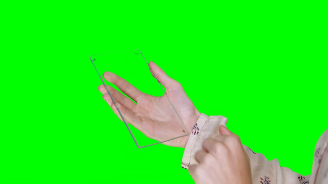 디지털 태블릿을 사용하는 척 하는 여자