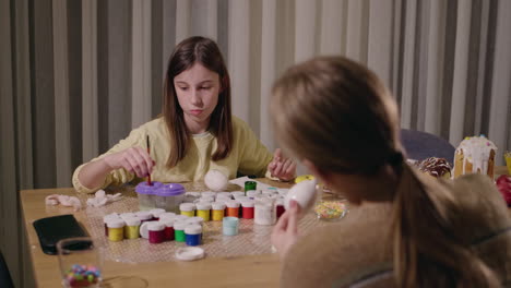 hermanas decorando huevos de pascua