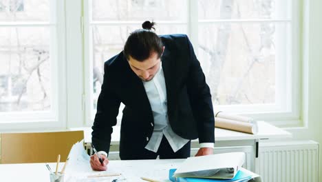 Businessman-working-in-office