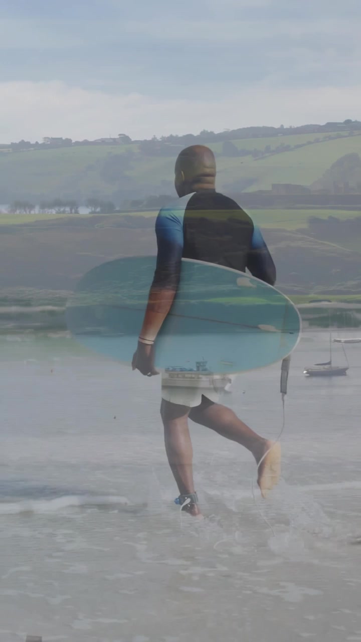 Video verticale: Uomo con tavola che cammina verso le onde, i passi creano una linea d'onda animata per il benessere.