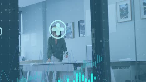 animación del procesamiento de datos financieros sobre una mujer de negocios asiática que trabaja en la oficina