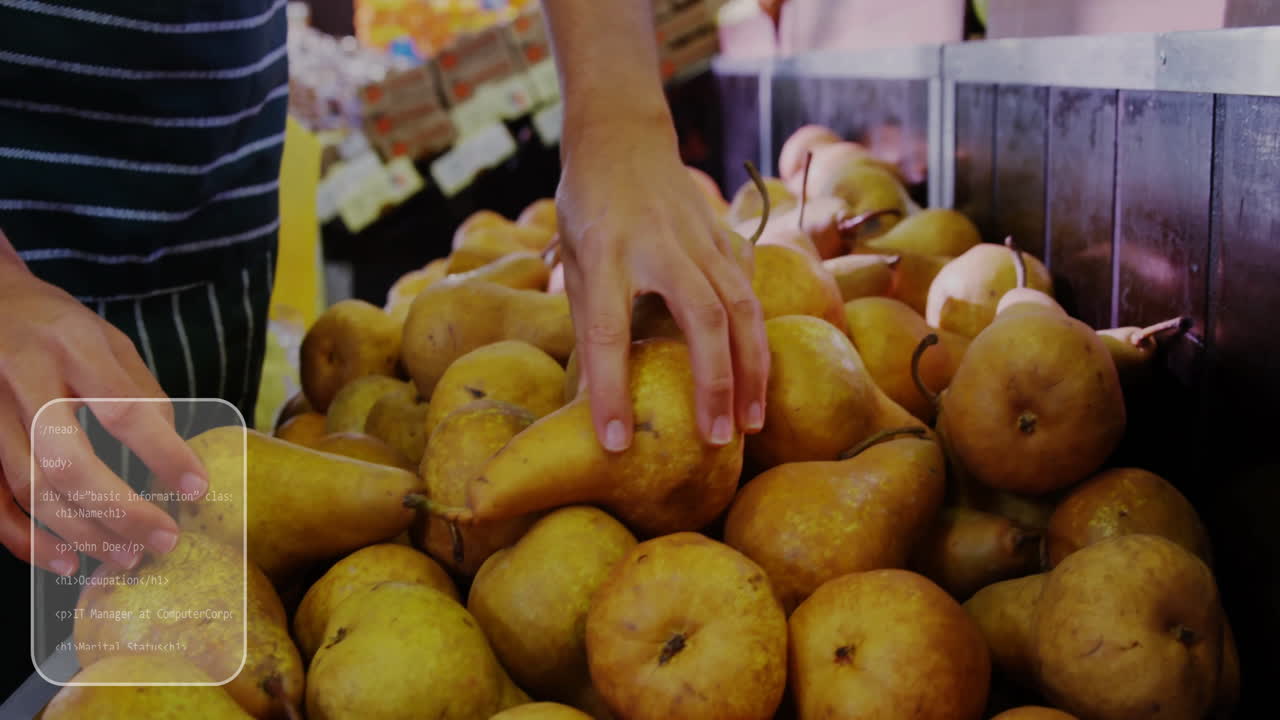 animación de procesamiento de datos y diagramas sobre hombre caucásico recogiendo fruta en la tienda