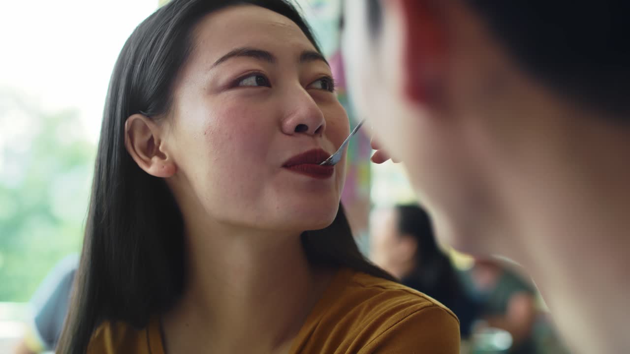 데이트에서 여자에게 디저트를 먹이는 남자의  ⁇ 드헬드 보기