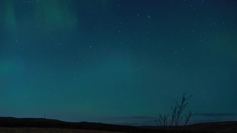 Lapso-De-Tiempo-De-La-Aurora-Boreal-En-El-Pueblo-De-Atrás-En-La-Isla-De-Lewis