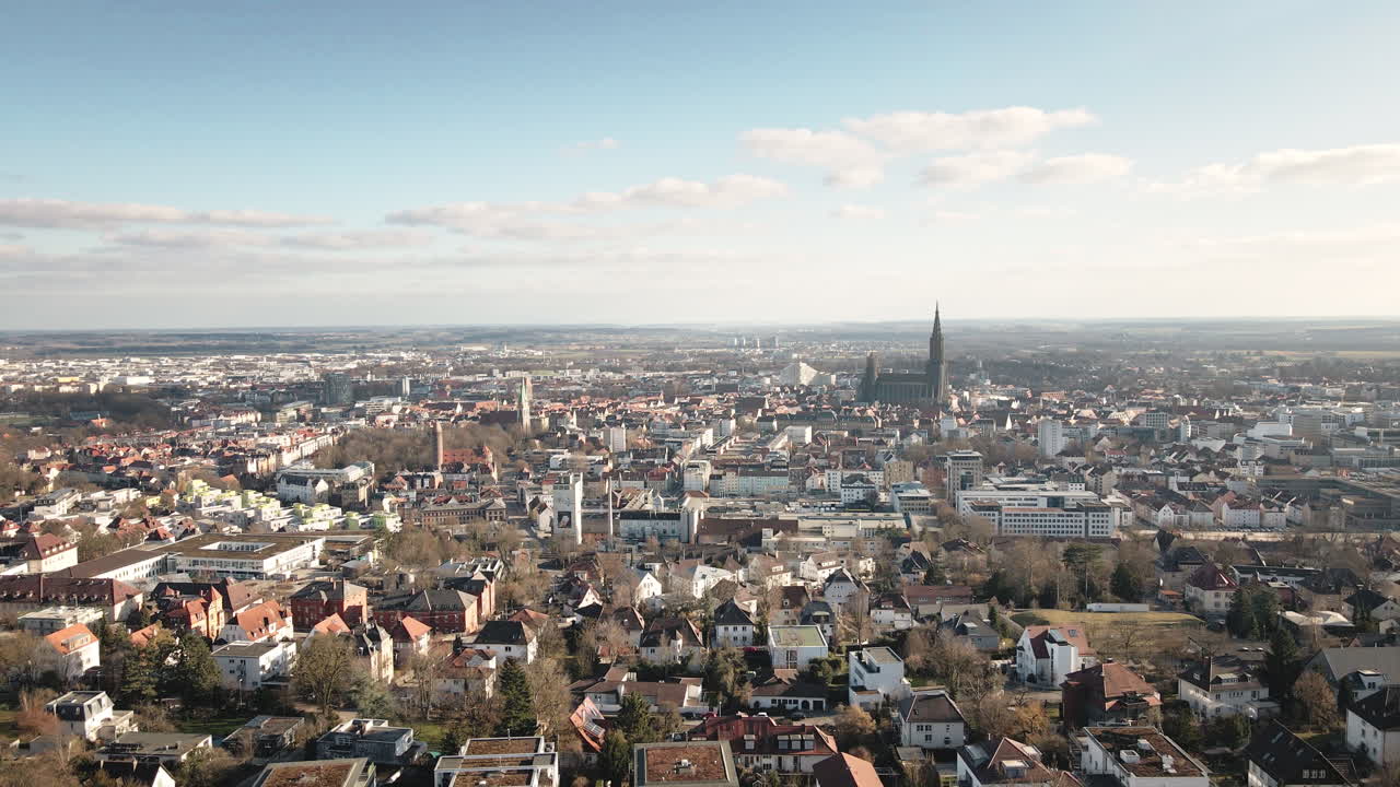Drone aereo 4K che scende sui quartieri residenziali di Ulm verso il centro della città. Filmato Premium che rivela l'architettura residenziale, il punto di riferimento della cattedrale e il layout urbano. Ideale per viaggi e co