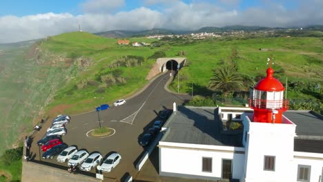 el retiro de drones revela el faro de ponta do pargo en el pintoresco acantilado vista en madeira, portugal