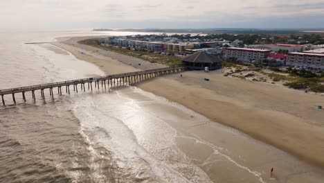 Drone-De-Una-Playa-Vacía-En-La-Isla-Tybee-Acercándose-Al-Muelle