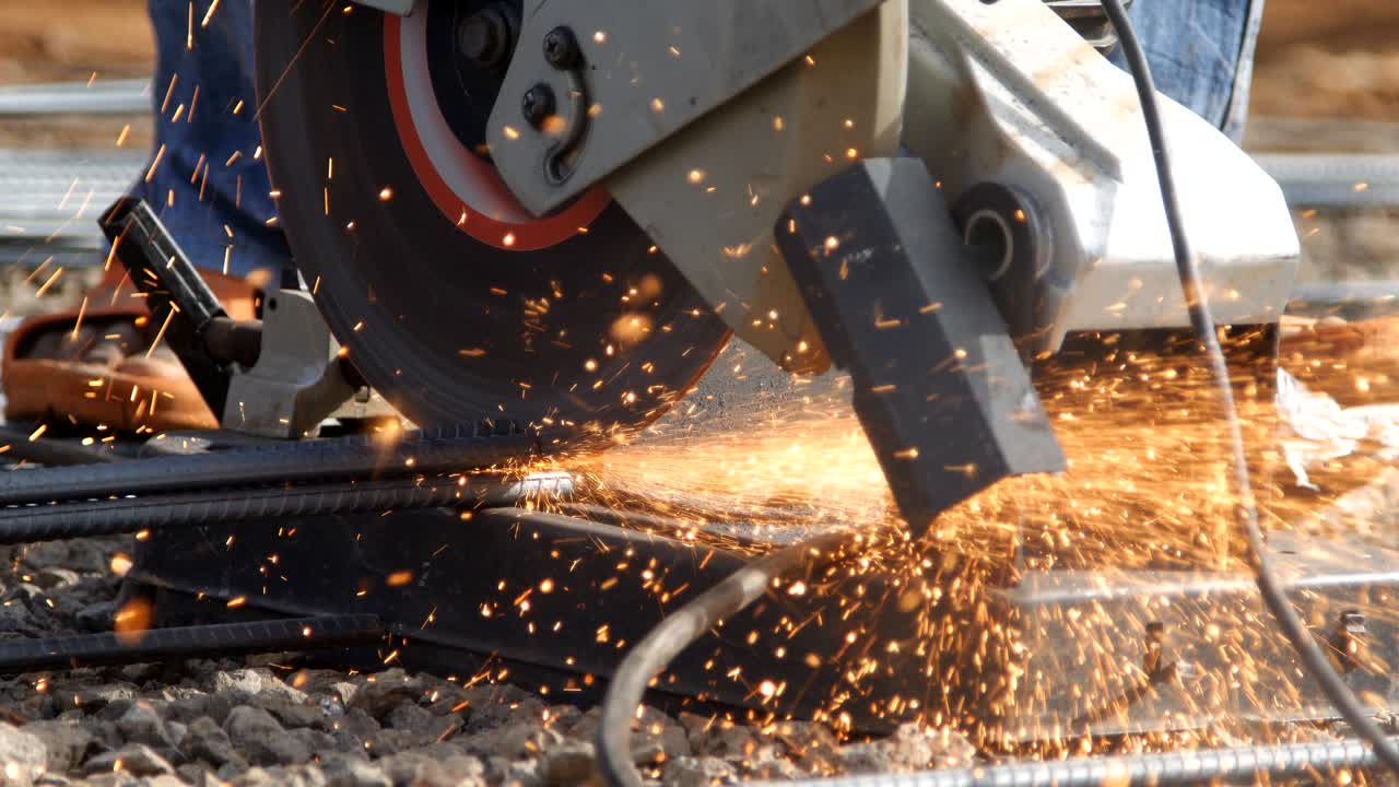 금속을 절단하는 도구 (grinder)