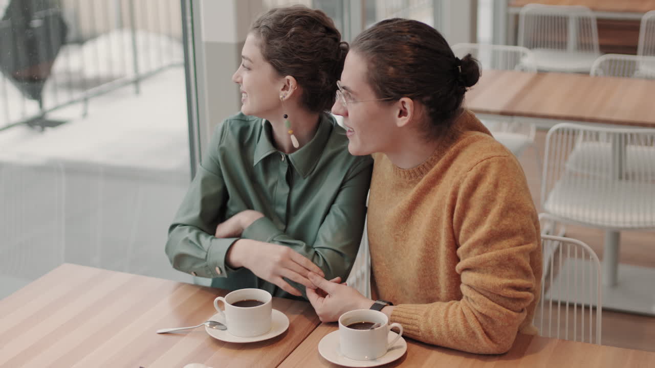 남자 와 여자 가 카페 에 앉아서 웃고 있다